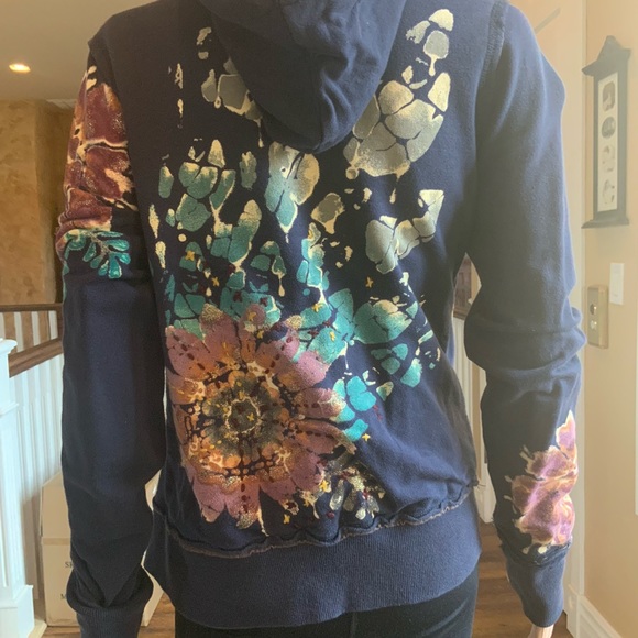 Sweatshirt - Picture 2 of 3